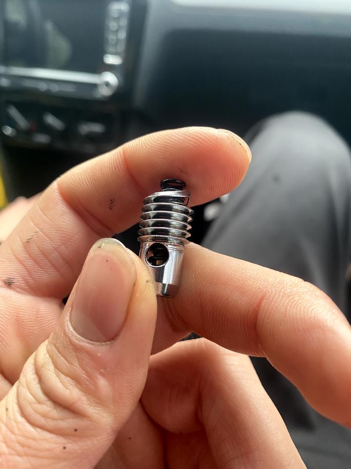 我的 昂科威油底壳螺丝为什么是空心的你们的是吗？这是修理工给我拧断的?