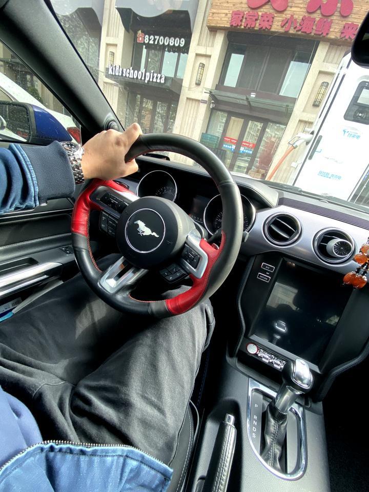 mustang-请教大神，我是开的是一辆非四驱的轿车，有一次开的发现神行对遇到的一件事特别深刻，就是下雨天跑高速特别着急赶着去飞机场，时速在130的时候前方道路右侧有积水，然后就是不避开不刹车直冲过去猛的感觉到车身一震，脑子瞬间惊醒了我以为撞了，反应过来车子还是直着行驶，速度有衰减，应该是两个轮子出现了很大速度差然后被纠正，所以想知道是不是普通的车这样就会打滑撞隔离带？毕竟一侧的轮子突然有阻力，车身就翻了。这救命的功能是因为神行是四驱的原因还是什么其他的？比如esp或者道路保持一类的主动安全系统什么的？准