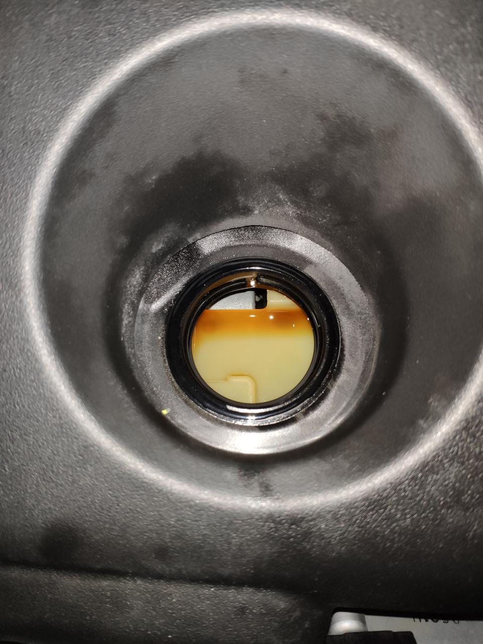 凯美瑞-各位老司机帮忙看看。我中招了么？
去年7月的车。平时不常开，过年还闲置两个月。
机油尺刻度在最低最高正中间，不过末端有点黄，颜色同图二机油口那个褐黄。
我感觉没有乳化没有增多。