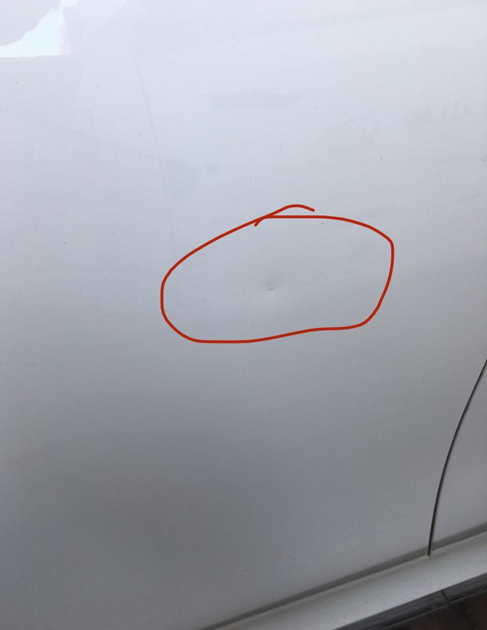 奔驰e级-发现左前门不知道什么时候弄了个小坑，米粒大小看着还挺显眼的，如果修复的怎么处理？