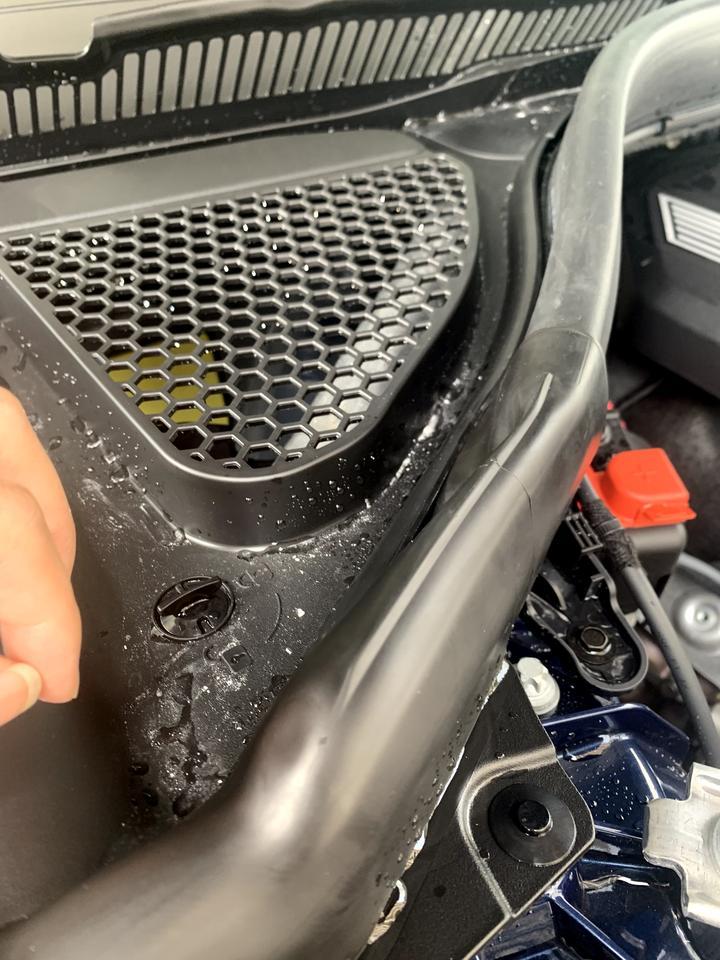 宝马x3-去4S店验车，发现发动机舱里面有这些白色块状和液体，算正常吗？