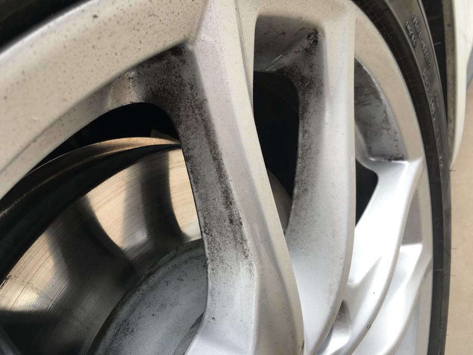panamera-帕拉梅拉洗完车了以后开出去不到一公里就出现黑色的灰、而且感觉像油质、请问下到底是怎么回事呢、网上说是踩刹车的时候刹车片的粉末。我的车是新车、才开了1500多公里。