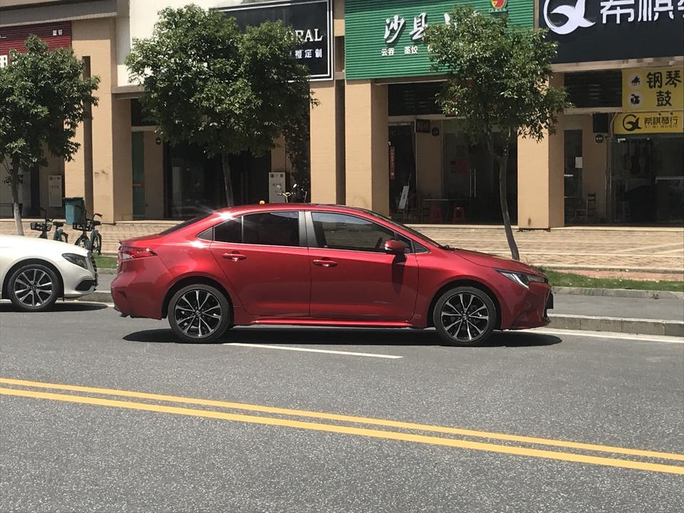 各位雷凌的车友，给人搞了个追尾，半年车，4S店喷个尾杠，喷了三次，不是浅了就是深了，大家觉得现在这个后杠色差明显吗？
