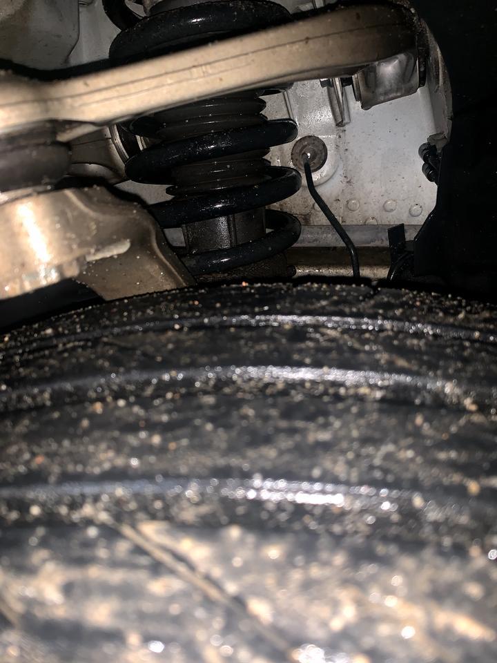 奔驰c级-18款奔驰c200l
三万公里说避震漏油换了两根前避震，4万公里保养的时候说避震又漏油，说没配件，我又开了一千多公里，车头左右高低2cm。然后终于给我换了。