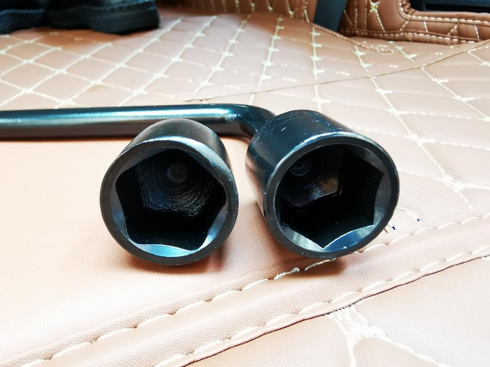 为什么唐燃油版配的扳手跟轮毂上的螺丝大小不配套？你们的都是这样的吗？