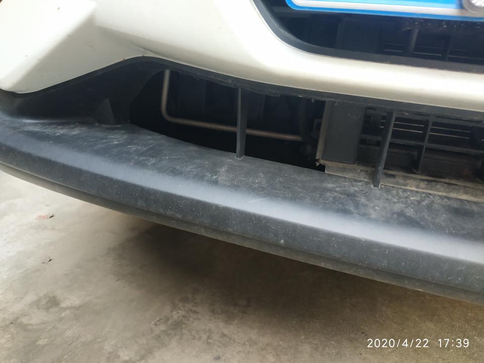 逍客-车子莫名其妙就这样了，没有撞车，是去年买的车，各位大神我是应该找4s店还是怎么说。还有这东西换一下多少钱。求大神解答