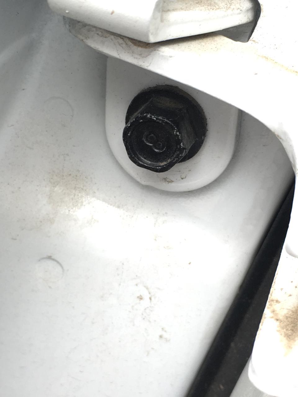 18款领动1.4车门螺丝有被动过的痕迹，正常吗？你们是这样子的吗？