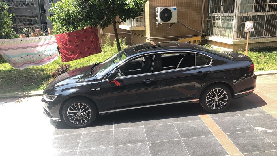迈腾新车主求教各位前辈，本人汽车小白一枚，最近喜提迈腾330豪华，近期遇到一些问题请迈腾车友圈前辈赐教。
1.新迈腾怎么连CarPlay？
2.新迈腾开驾驶座车门时有报警声，昨天突然就响起报警声，听着很不舒服，该如何关闭。
3.迈腾USB接口是该用专门的数据线连接手机么，在档把附近的接口该怎么连接？
顺便请教一下各位前辈迈腾用车常识
提前祝各位五一快乐