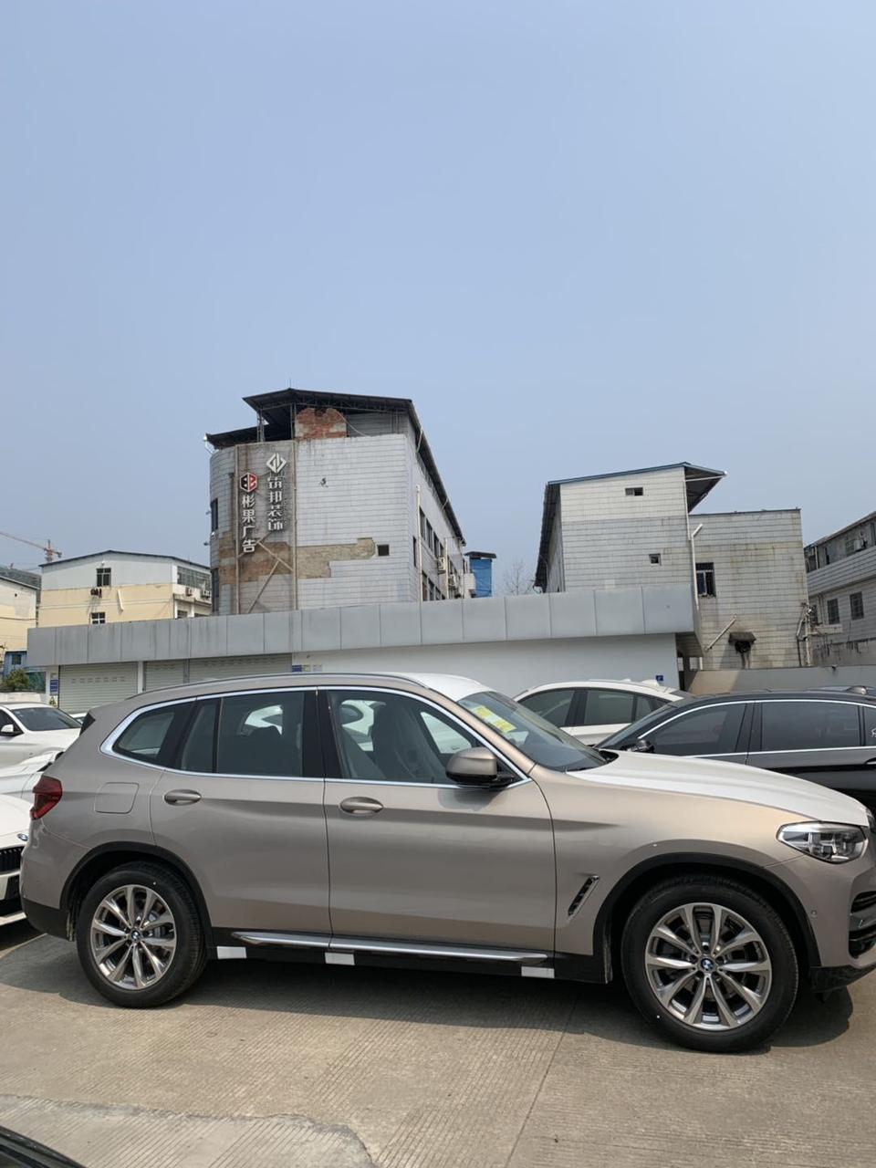 宝马x3-刚定的x3  25i豪华版，按揭。4s店啥都不送，没车贴没脚垫…你们也是这样的吗？