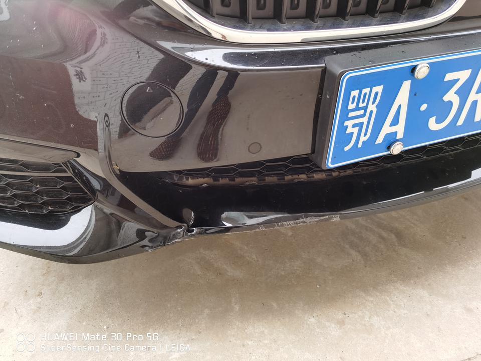 宝马5系-前保险杠撞到一个大石头上面去了，都变形了，这个修起来需要多少钱？