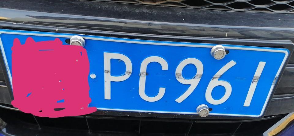 凌派-表示无语 停车在停车位被人家碰了！还不知道是谁！超级无语 车牌这个样子了！求问各位大佬会不会有事？