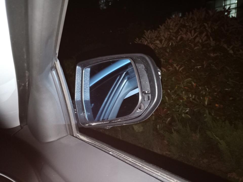 迈锐宝xl-后视镜缝隙很大，各位车有的也这样吗，这样正常吗