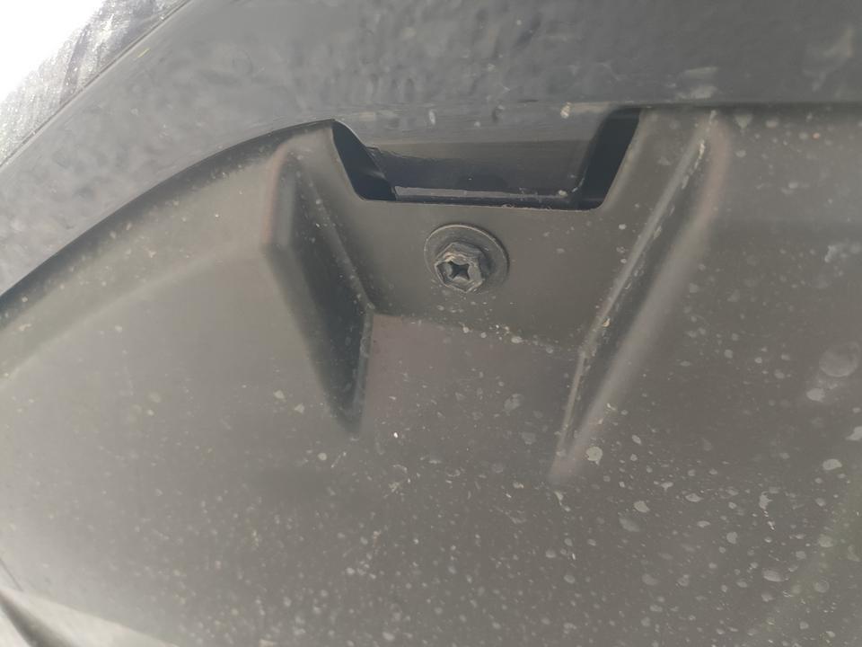 雷克萨斯es-ES300H，今个去工厂拉零件，它那个坡太陡了磕坏车头底盘了，是不是断了，不知道要不要处理