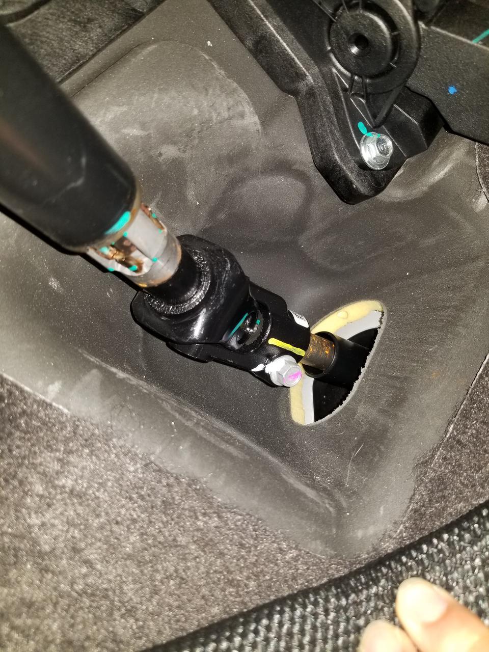 大家帮我看看半年多的英朗转向柱就生锈了正常吗？你们的也这样吗