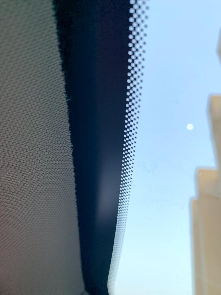 逍客前挡风玻璃上面和布料结合处有毛边正常吗？？？