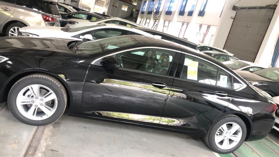 君威-新车验车。发现车上有刮痕。用手去擦。只能擦掉灰。刮痕还在。4s店说用湿毛巾可以吧刮痕擦掉。说这个不是刮痕。真的假的。包括雨天运来的车子能要吗