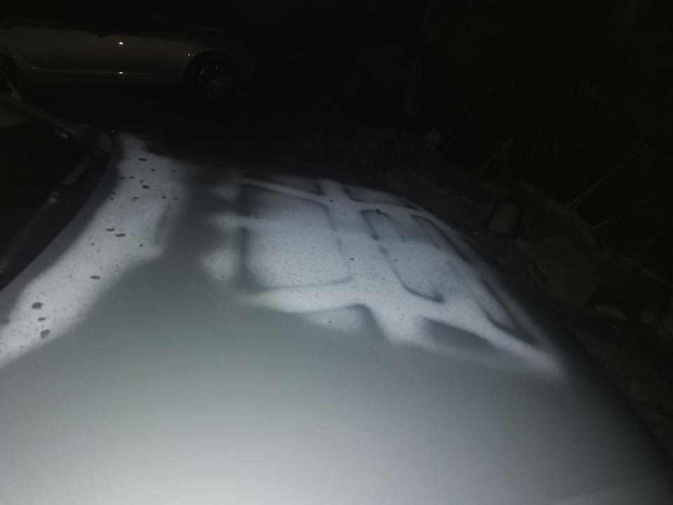 迈腾的前翻和后翻。这是什么焊接的痕迹吗？怎么会这样？这是质量问题？出厂就是这这样？还是我买到有毛病的车了。这车是我年前提的新车。
