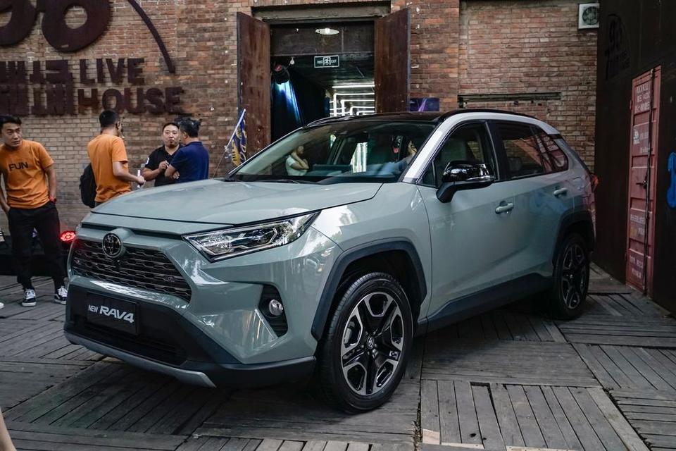 rav4荣放-荣放新款2.0四驱尊贵版裸车大概需要多少能拿下来，需要加价吗