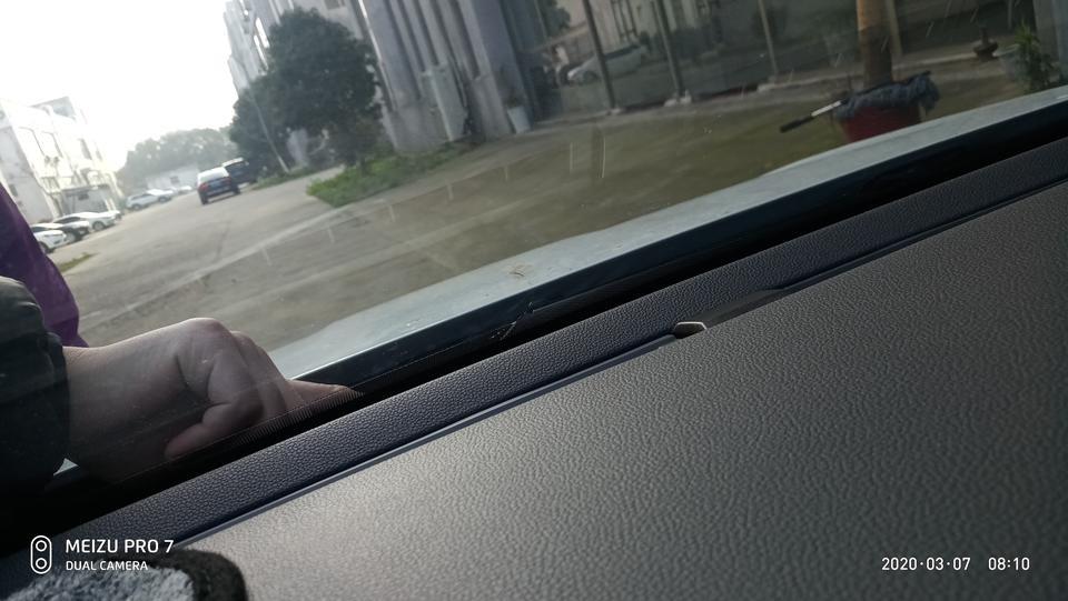两个月的19款速腾雨刮器下面的挡风玻璃就裂开了，4S店说我是拿雨刮器砸的。不要买速腾，不要买速腾，不要买速腾。