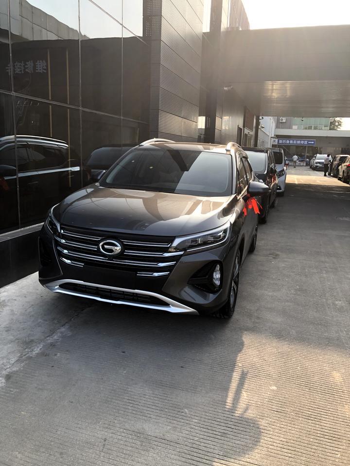 传祺gs4-2020款的gs4智联科技版，用车3个月，有三点不明求解：1、主驾驶座椅感觉偏左，坐上去歪歪的，左大腿被包裹的边边顶着，不舒服，什么情况？2、空调老是记不住之前设定，每次着车都要设定一次。3、使用主驾驶位开关很难控制左前右前车窗，快把按钮按塌了才有反应，左前窗有时候明明往上提，反而往下降，神操作。