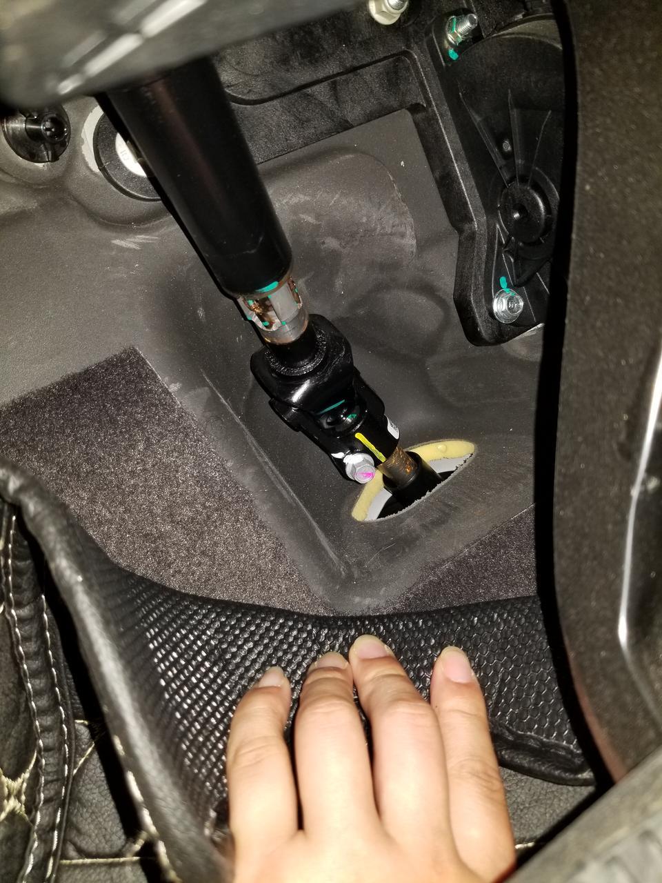 大家帮我看看半年多的英朗转向柱就生锈了正常吗？你们的也这样吗