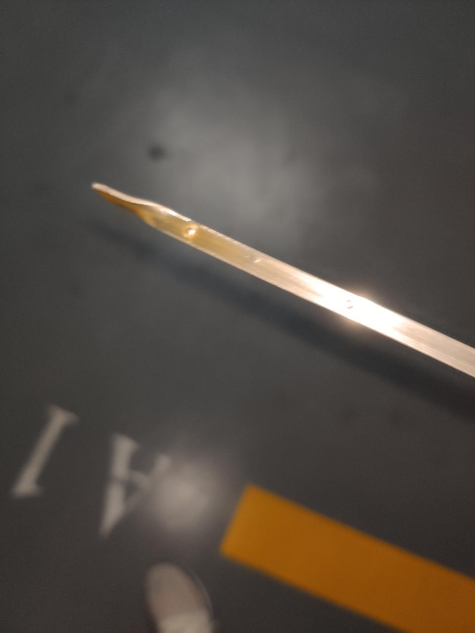 凯美瑞-各位老司机帮忙看看。我中招了么？
去年7月的车。平时不常开，过年还闲置两个月。
机油尺刻度在最低最高正中间，不过末端有点黄，颜色同图二机油口那个褐黄。
我感觉没有乳化没有增多。