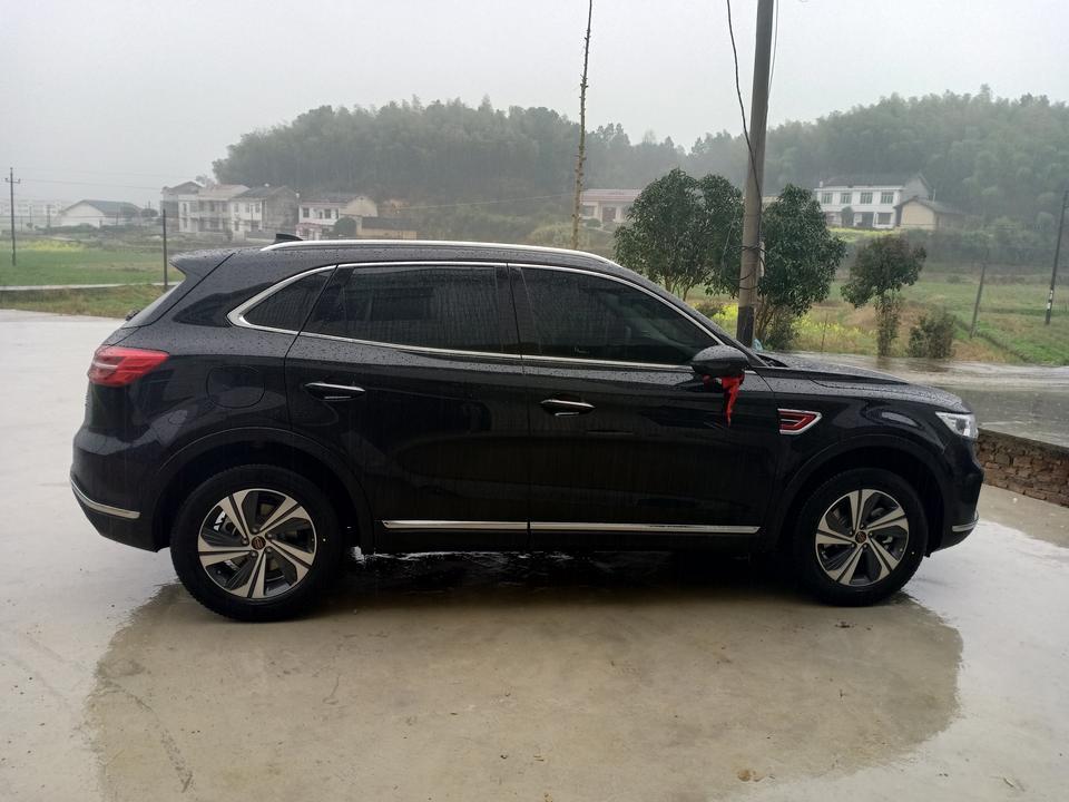红旗hs5-想问一下各位车友，你们的雨刷器有没有刷不干净，我的才2000公里，售后说是这样的  ，但我的面包车都不会，然后车有没有异响，特别是走过减速带。