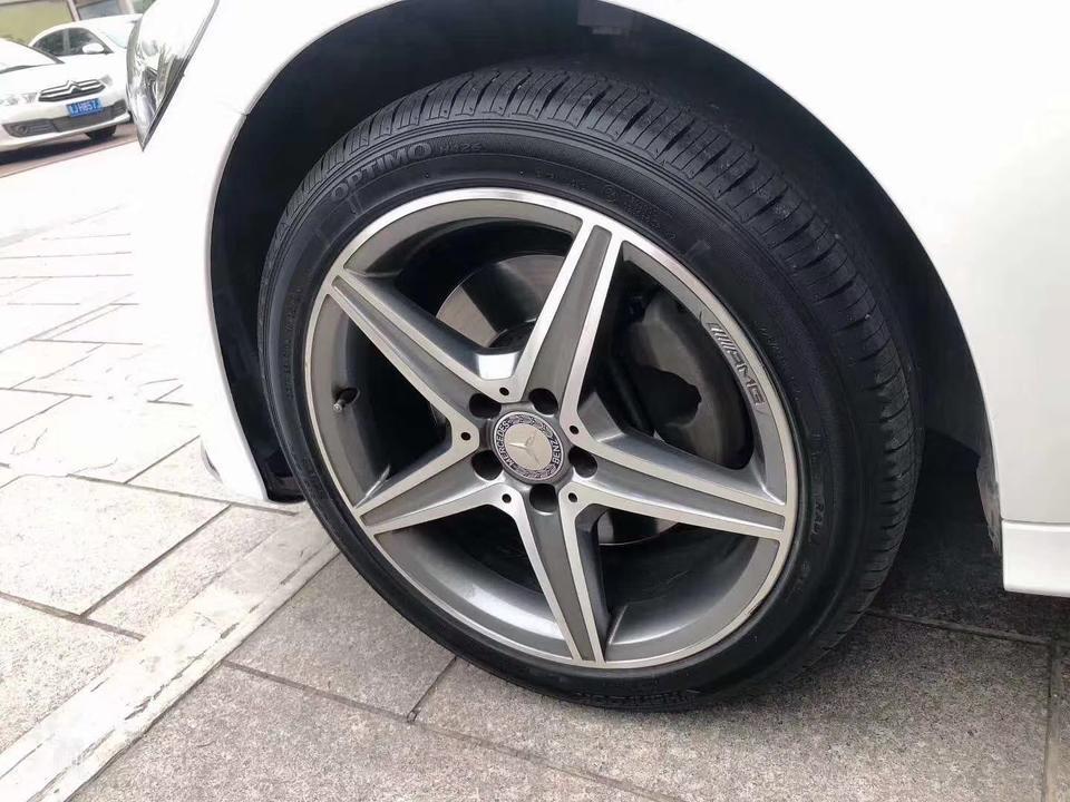 奔驰c级-各位大佬，想问下，这个是14年8月出的260，10万不到公里，事故右侧大灯和水箱换过，弹了气囊，卖家20出，不知道多少能拿下？麻烦大佬帮我参考下价格，贵吗？
