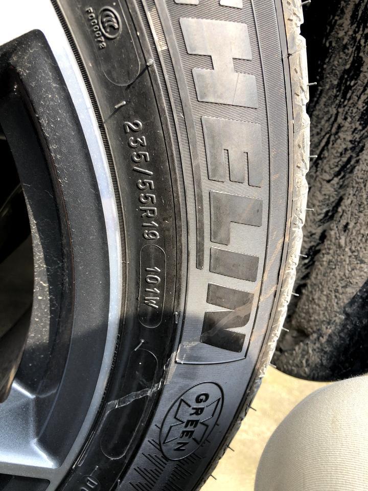 奥迪q5l-求助Q5L提车知识

今天去付尾款了。看到了车，20年1月17日的车配19年42周的轮胎正常么？
另外我看车型图片上都是低配（40进取）配的米其林，以上的车型都是配倍耐力的蝎子胎。我今天看到我的45时尚配的是米其林101W，请问正常么？

周六就要正式提车了。。。。有点紧张
