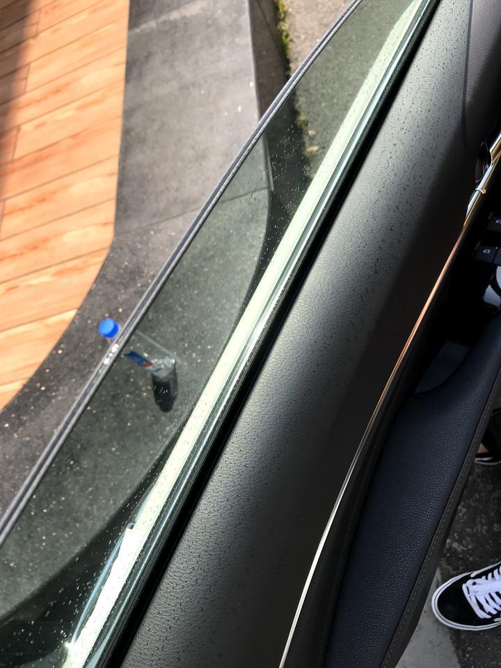 新车前面玻璃开门的情况下，打开关闭玻璃感觉抖动的厉害。关门状态下要好很多，目前的凯美瑞前门好想是双层玻璃了