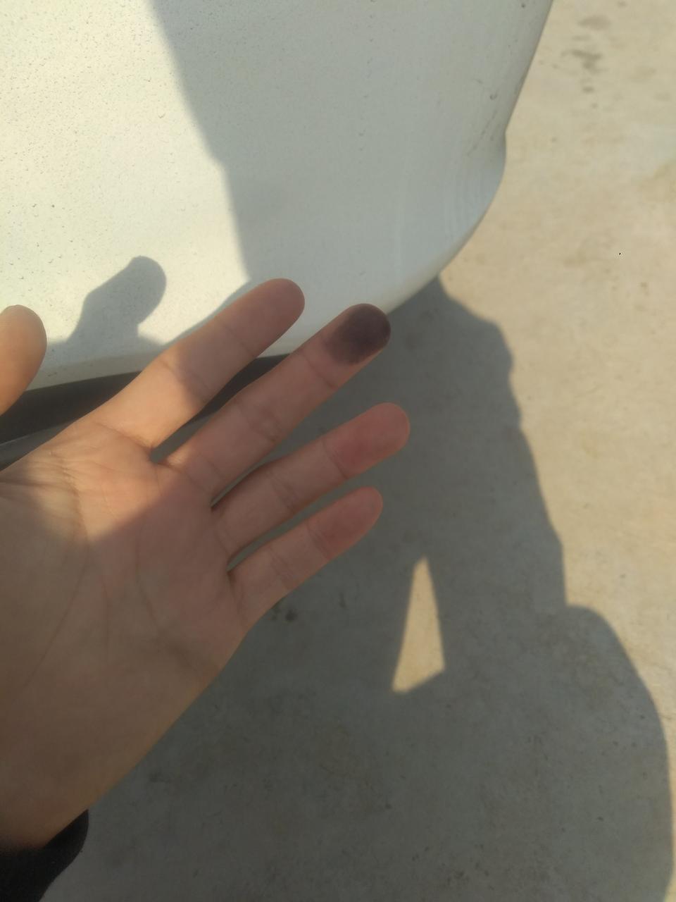 大佬们 你们的逸动排气管里面黑不黑啊 我的1.6手动超值版才买一个月 一千公里 排气管里面黑黑的 用手一抹都是黑色的灰 这正常吗