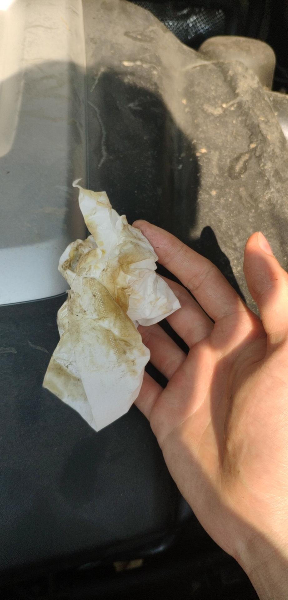 唐-这就漏油了？三个月的新车1800公里。心痛呀。首保都没有做。真的是恼火。离4S店又远200公里左右。去修理厂又怕到时候有什么问题，他们又不认账。咋办