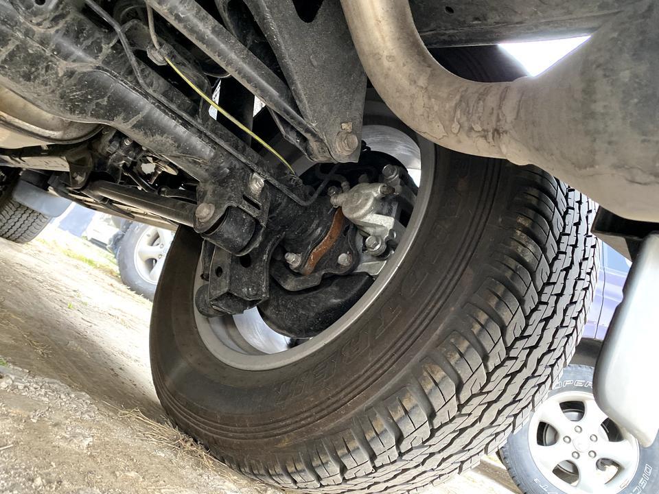 普拉多-各位看看 我新车这样 正常么？我感觉被4s动过 新车4000公里 啥都没动过 今天擦车时才注意 会不会是运损车