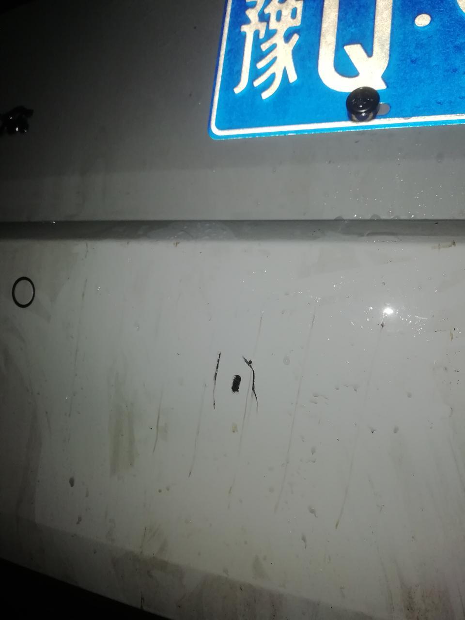 宝来-你看这，今天被一个骑电动车的给追尾了，让配了两百，回去仔细看下才发现好深的，涂笔漆不行了，要补土，是不是要少了，亏了，唉?