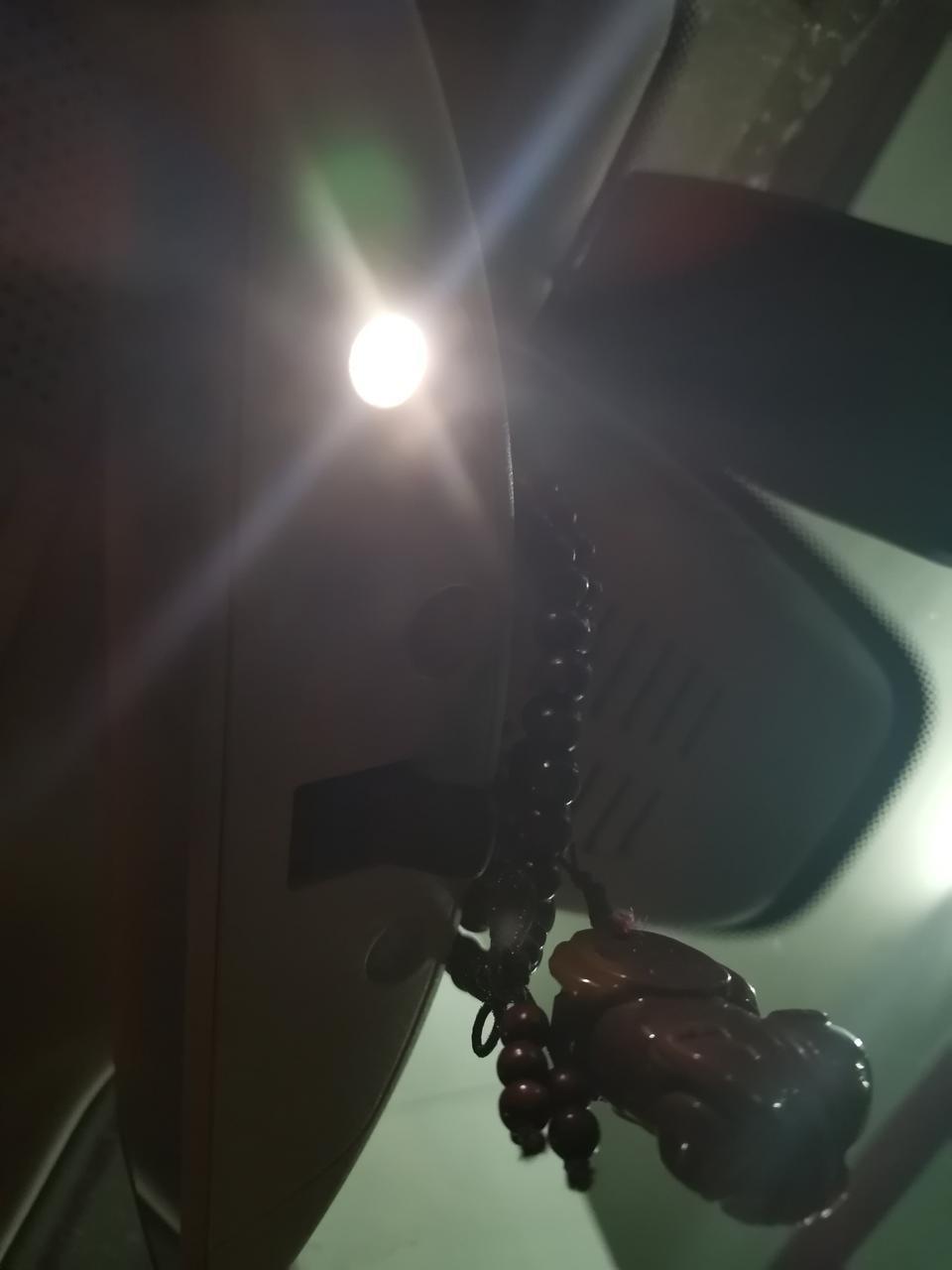 奔驰e级-这个小灯为什么一直亮，哪边有开关关掉