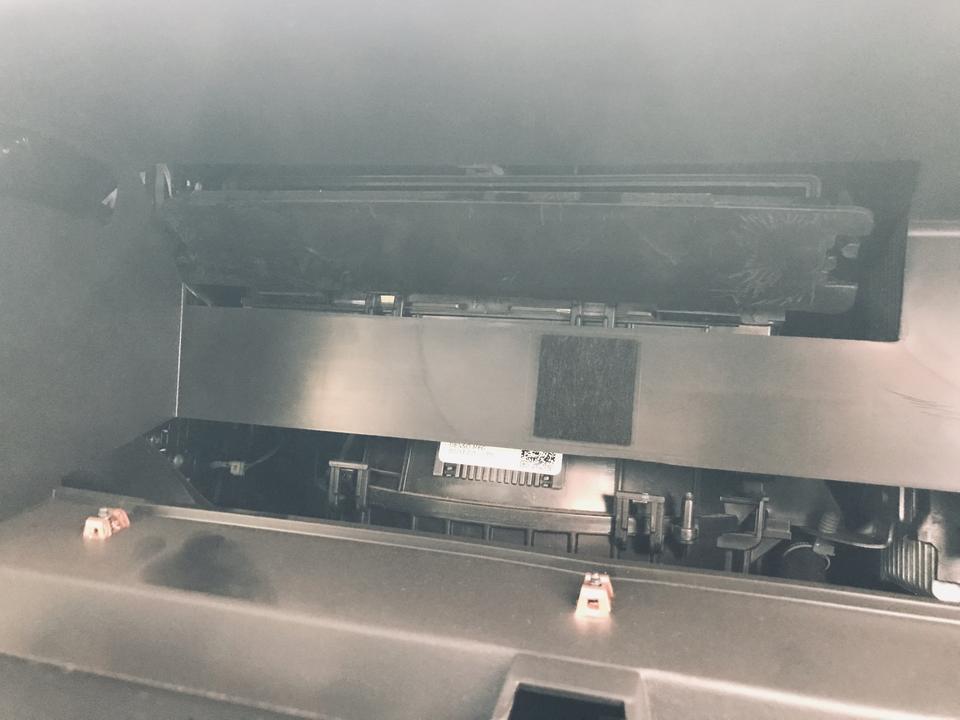 迈锐宝xl-这个空调滤芯盒子位置真的很蠢啊，正好卡住，用力就会断掉卡子？