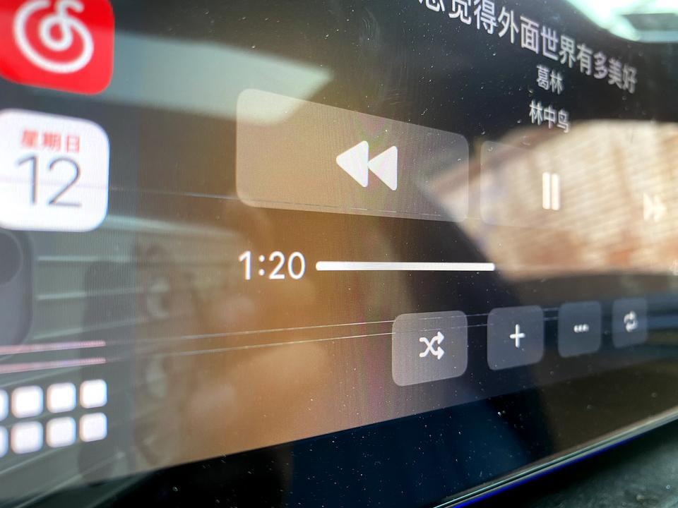宝马5系-刚提的五系。前一阵子出现两条线。这又出现一条。别人说是电流问题。喇叭也有事没事变个声
