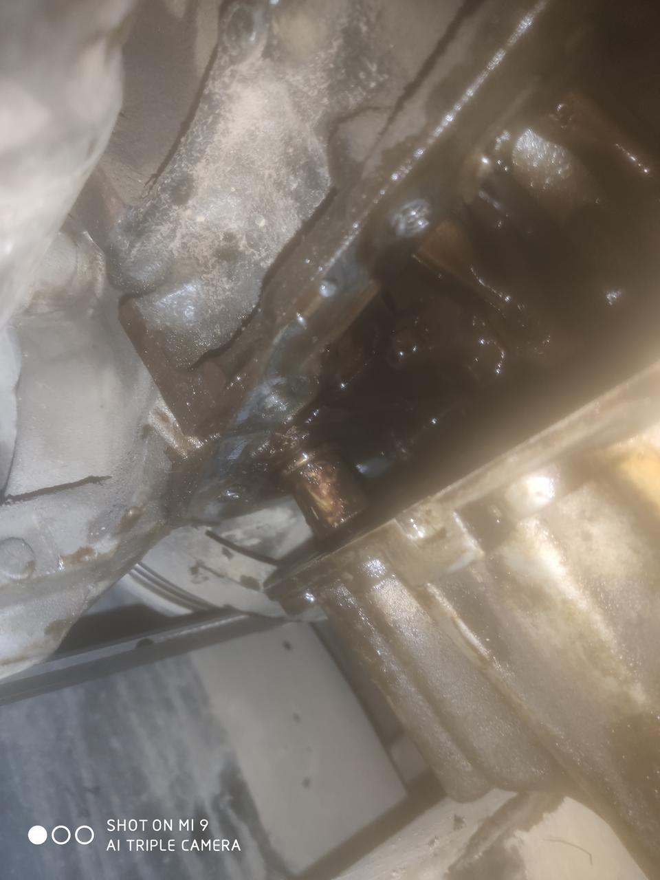 请问一下别克英朗xt 油底壳拆卸办法，全部螺丝都拆下来了 就是这个挡住拿不下来 请问一下大家这个该怎么拿下来 谢谢