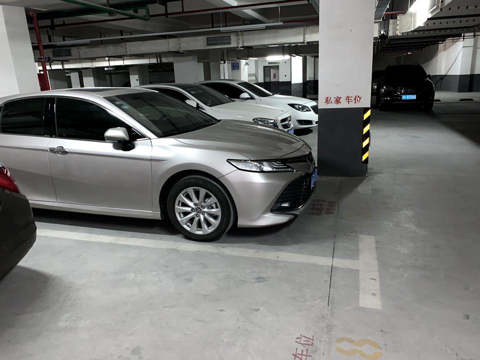 凯美瑞-车子从马路牙子下来的时候磕了一下，现在翼子板和车门之间缝隙变大了，而且车身线条有断层，不流畅了，可是不影响使用，不知道是否需要维修？如果需要的话该如何修