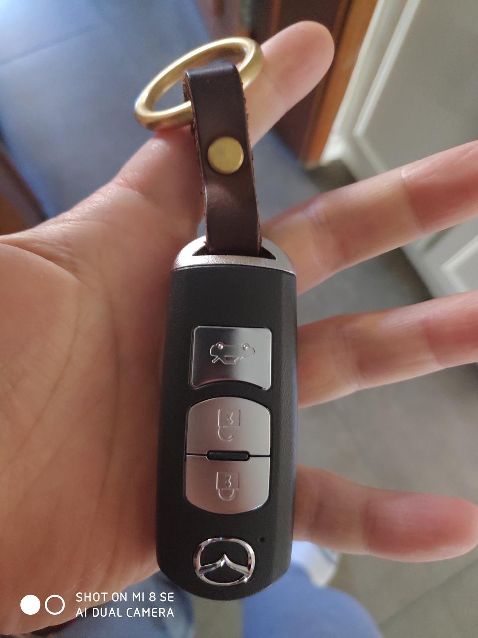 求助各位阿特兹车友，前几天加速时，并未深踩油门，感觉转速有些略高，不像平时那样换挡，突然间全车震动，并伴随底盘很大的“咯噔”声。非常像压了一块很大的石块，但我当时在城市道路，保证没有大石头。同时仪表盘和中控屏重启，但仪表盘上没有任何故障灯。当时并未失速，发现中控重启后，踩刹车停车检查。2020阿特兹2.5尊崇版，年前刚买才几百公里，这种情况只发生过这一次，后来跑过一趟高速，没有类似情况发生过。我担心是变速箱的问题，我不懂机械问题，担心是闯档，或者所谓的电磁阀故障。有懂的朋友吗？