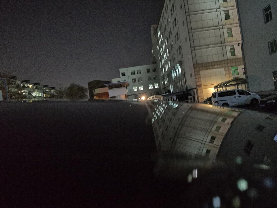 同学们，有个问题问一下。你们的君越天窗前方有高低不平的状态吗？今天我突然看到的，而且我同事的君越也是这样。还有就是中控屏两侧上角出现了如图所示的缺失现象。你们有吗？