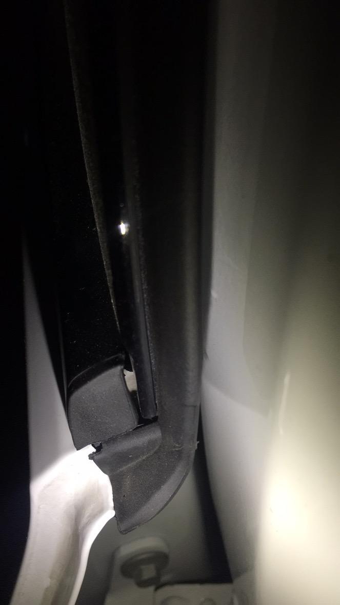 君威-今天提车车窗缝隙很大，跟销售说了、说没事不影响、自己真的很难接受，我上图。车友们帮我想想办法谢谢