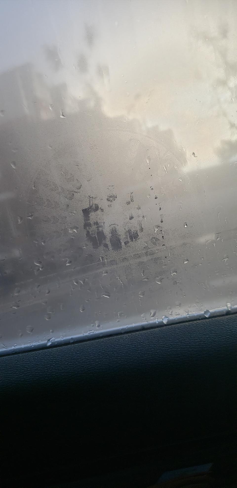 宝马x1-今天下雨时发现车玻璃上有个奇怪的图案，后排两个玻璃上都有。车是月初刚提的X1。