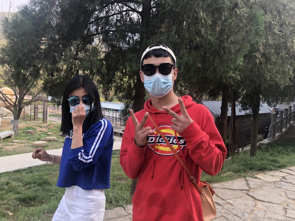 想买一个凯美瑞，2.0豪华。坐标在洛阳。请问各位地区落地价多少哪边优惠力度大一点。包括送的机油，还有别的东西。哪些更实惠一点？