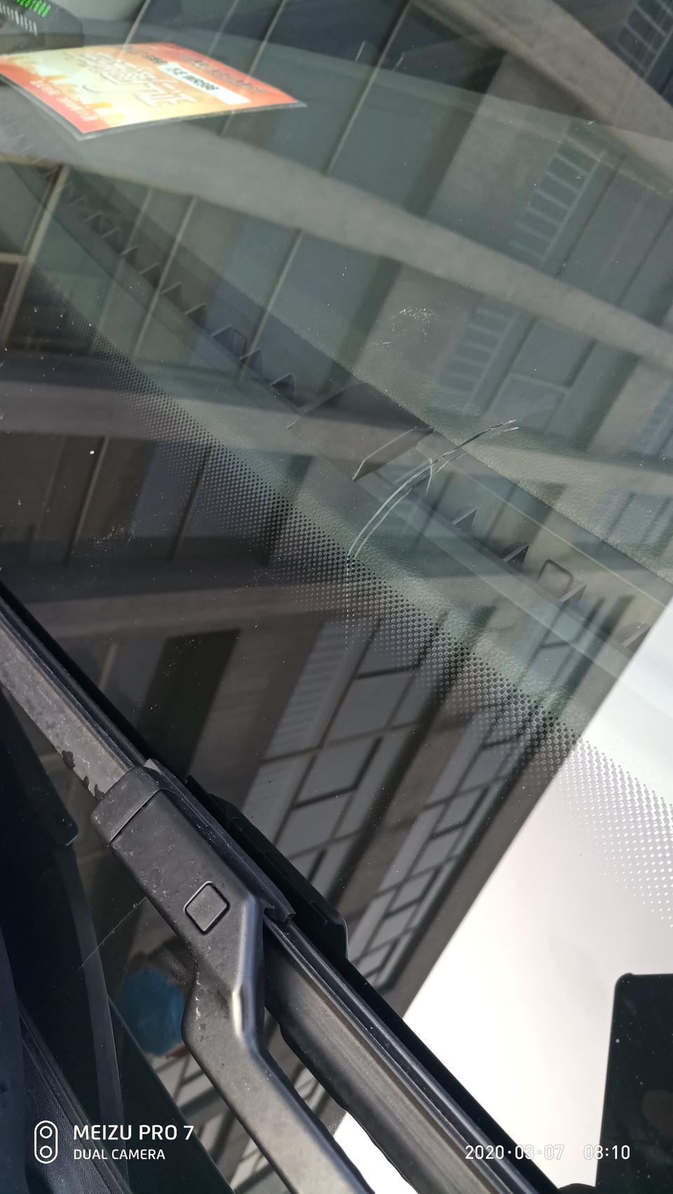 两个月的19款速腾雨刮器下面的挡风玻璃就裂开了，4S店说我是拿雨刮器砸的。不要买速腾，不要买速腾，不要买速腾。