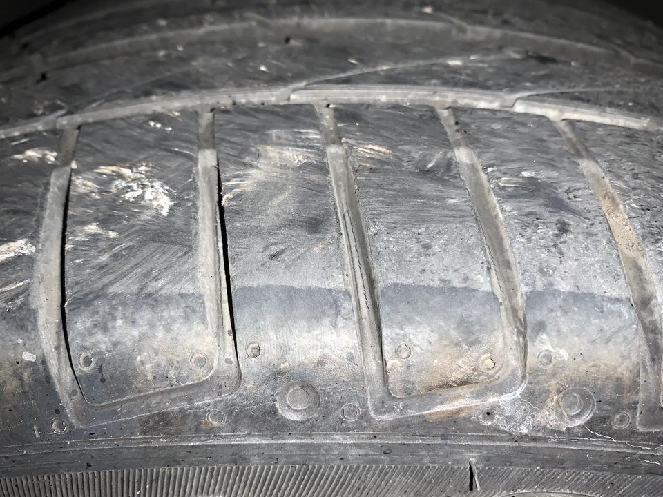 宝马5系-防爆胎胎面纹路沟出现裂纹

购车才一年左右，一万公里不到，刚发现胎面底纹出现了裂纹，看了周围其他车没有找到相似的裂纹，这不是老化的裂纹，估计没有找到相似的防爆胎？
很有可能上班来回走的路最近在修高架，路面坑洼，走过几次炮弹坑。

请问老司机和专家，这样的胎况要紧吗？有什么要注意的？
谢谢?