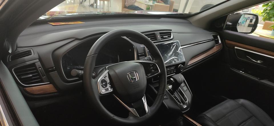 本田cr-v-今天到店看了crv，2驱风尚版，裸车要22万，但是app上才19万3，看配置表有侧面影像，但是展示车没有，店员说加装的，而且宣传册是19款crv。请问19款和2020款是不是一样的？会不会是旧款当新的卖？？？
