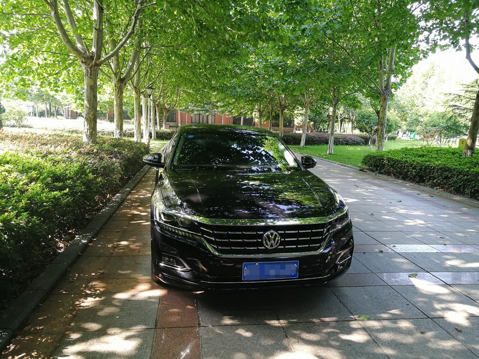 帕萨特330豪华版，启动后车窗玻璃感觉有共振异响，左侧拆门后拧紧螺丝解决了，右侧又有了，准备过几天再去拆右边，另外各位大神，关于碰撞测试成绩，买过的有啥维权途径吗？不能老是被嘲讽带头盔啊……