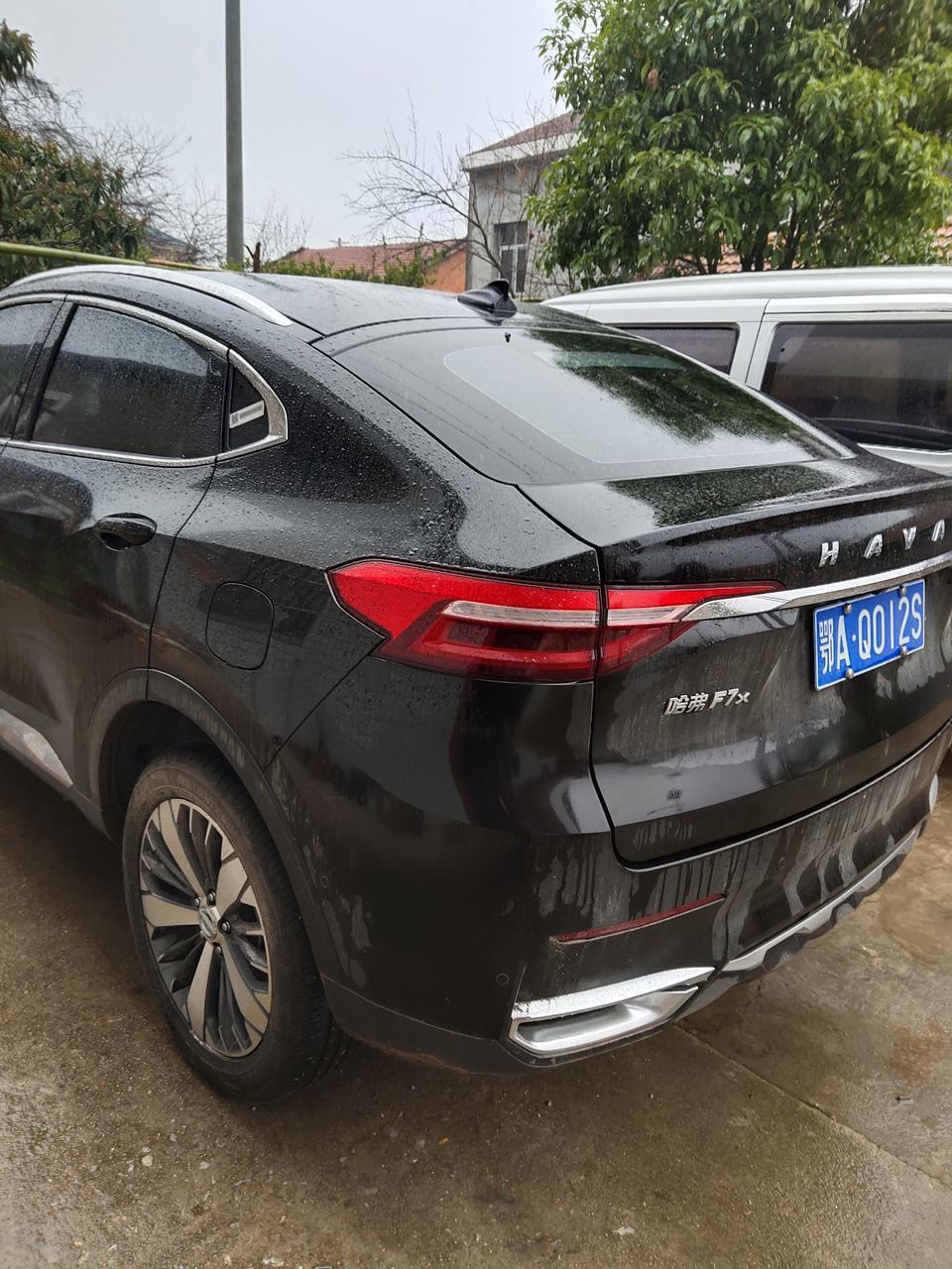 哈弗f7x-有没有哈佛F7x的车友，问下你们的车有没有       一到下雨 那个开门预警不可用  侧边预警也不可用   还有车后轮刹车在怠速行驶  有很刺耳的摩擦声   这个声音并不是冷车才有  跑久了慢下来一样会有  去4S店看过  解决不了