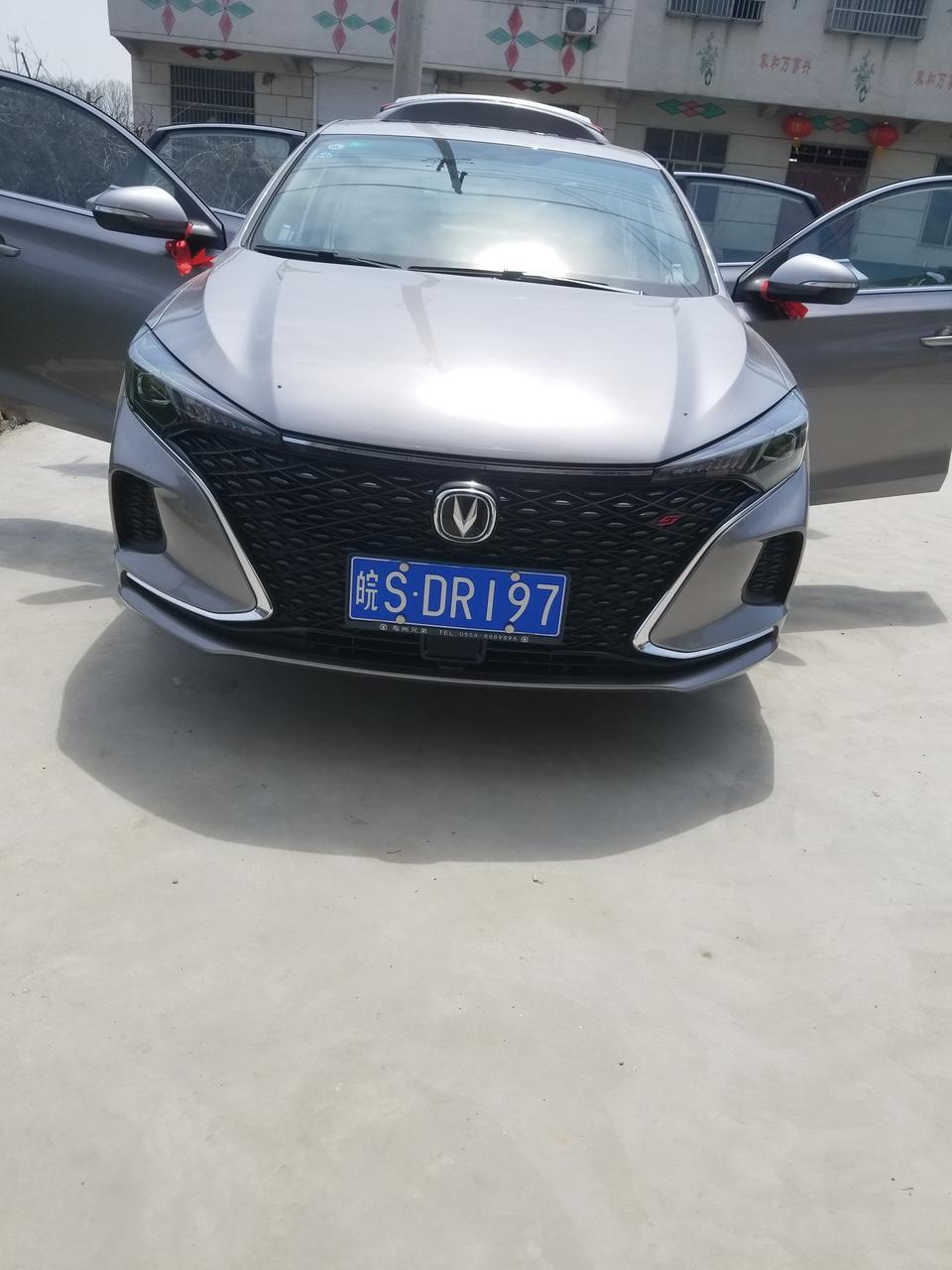逸动-各位老铁，这个车开了2千多公里，刚启动车子起步加油门时，油门踏板会轻轻谈一下，就一下，不知道什么原因啊，要不要到s4店检查一下啊。谢谢